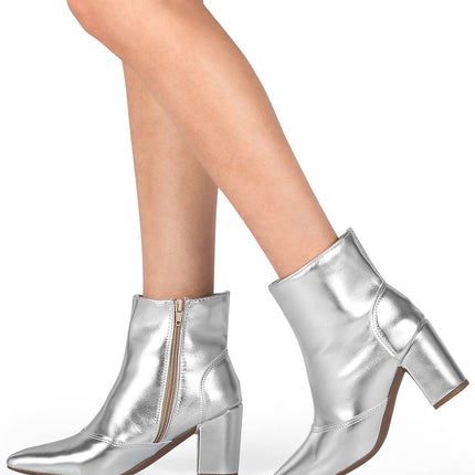 Bota de tacón hasta media pantorrilla y punta puntiaguda