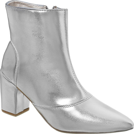 Bota de tacón hasta media pantorrilla y punta puntiaguda