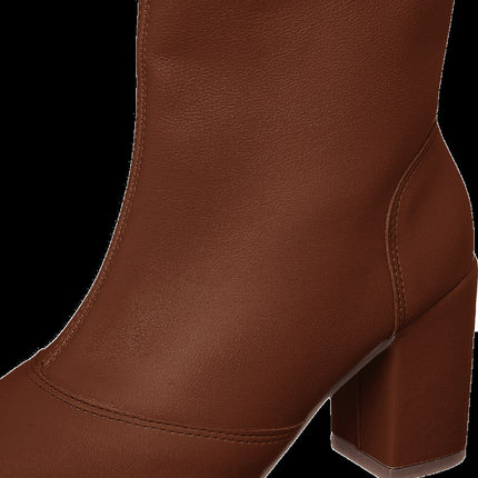 Bota de tacón hasta media pantorrilla y punta puntiaguda