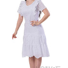 Vestido de encaje blanco con tres niveles.