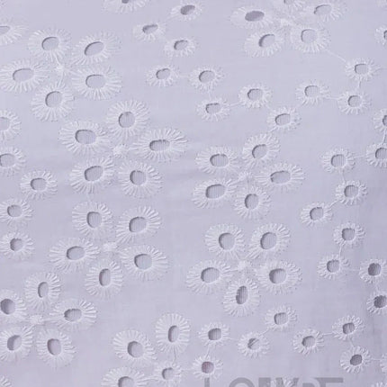 Vestido de encaje blanco con tres niveles.