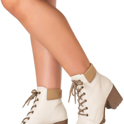 Botín con suela dentada y caña corta.