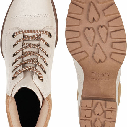 Botín con suela dentada y caña corta.