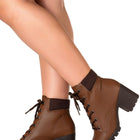 Botín con suela dentada y caña corta.