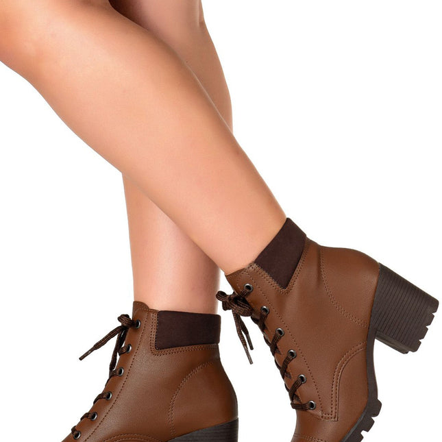 Botín con suela dentada y caña corta.