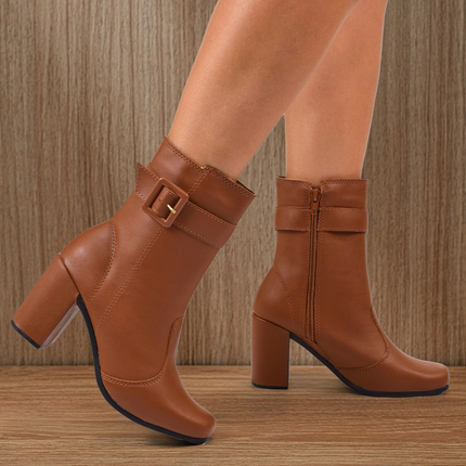 Bota de media caña con hebilla y cremallera, punta cuadrada.