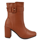 Bota de media caña con hebilla y cremallera, punta cuadrada.