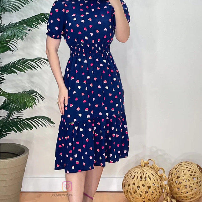 Vestido con estampado de corazones y cintura elástica.