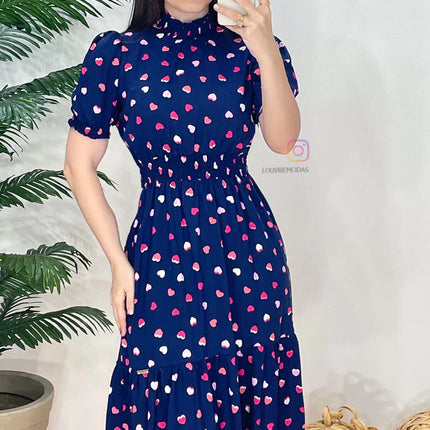 Vestido con estampado de corazones y cintura elástica.