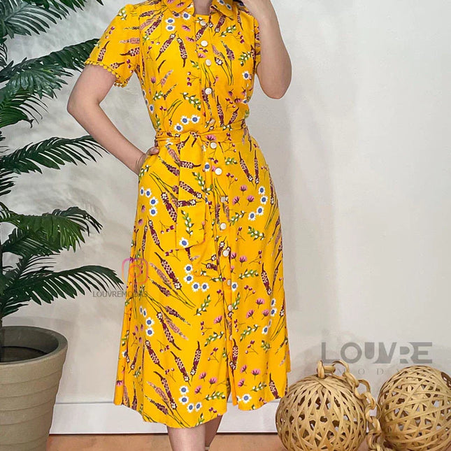 Vestido estampado amarillo con botones funcionales, bolsillos y detalles de encaje guipur.