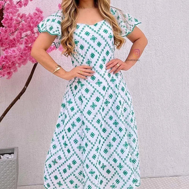 Elegante vestido blanco con bordado verde.