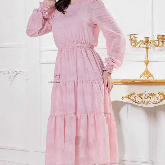 Vestido rosa con tejido texturizado y detalles de encaje guipur en el cuello.