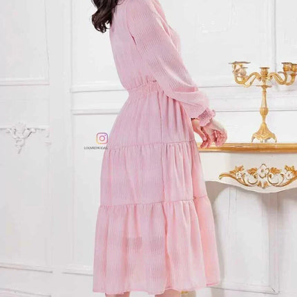 Vestido rosa con tejido texturizado y detalles de encaje guipur en el cuello.