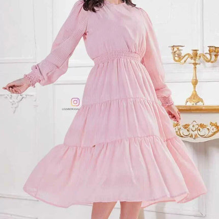 Vestido rosa con tejido texturizado y detalles de encaje guipur en el cuello.