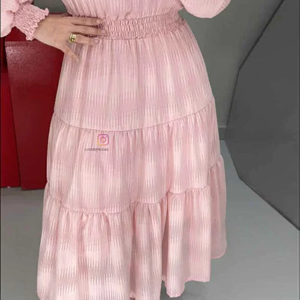 Vestido rosa con tejido texturizado y detalles de encaje guipur en el cuello.