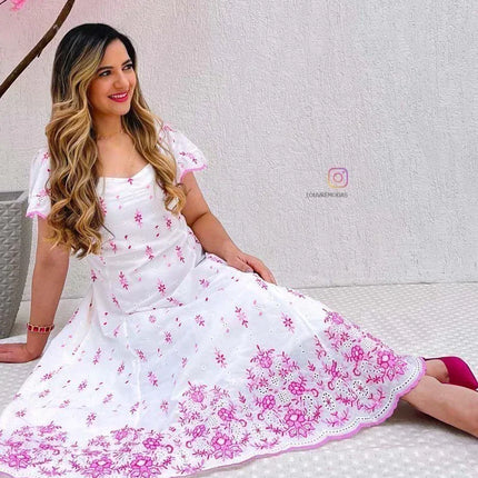 Vestido midi en encaje de algodón con bordado de rosas - Nueva llegada para moda modesta y de negocios.