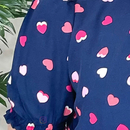 Vestido con estampado de corazones y cintura elástica.