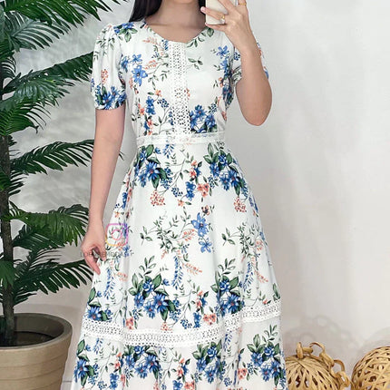 Vestido con delicado estampado, forrado y con detalles de encaje guipur.