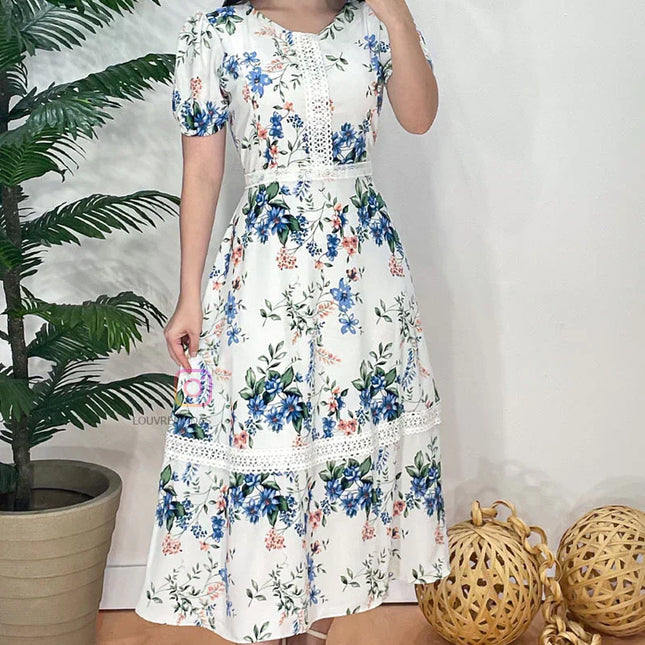 Vestido con delicado estampado, forrado y con detalles de encaje guipur.