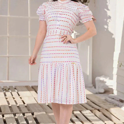 Vestido de algodón con bordados de colores.