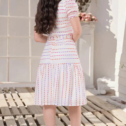 Vestido de algodón con bordados de colores.