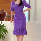 Elegante vestido de encaje morado con bordado.
