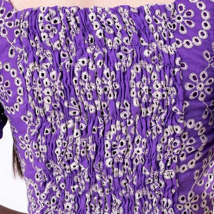 Vestido de encaje morado con elegante bordado.