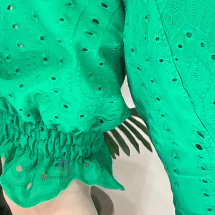 Vestido verde en encaje de algodón bordado, forrado.