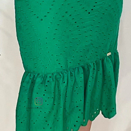 Vestido verde en encaje de algodón bordado, forrado.