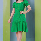 Vestido de encaje verde con detalles de botones dorados.