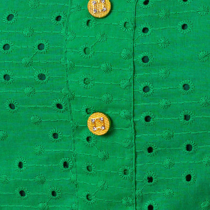 Vestido de encaje verde con detalles de botones dorados.