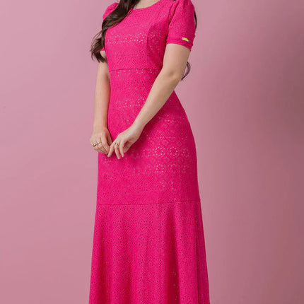 Vestido de punto de encaje rosa con forro en color blanco roto.