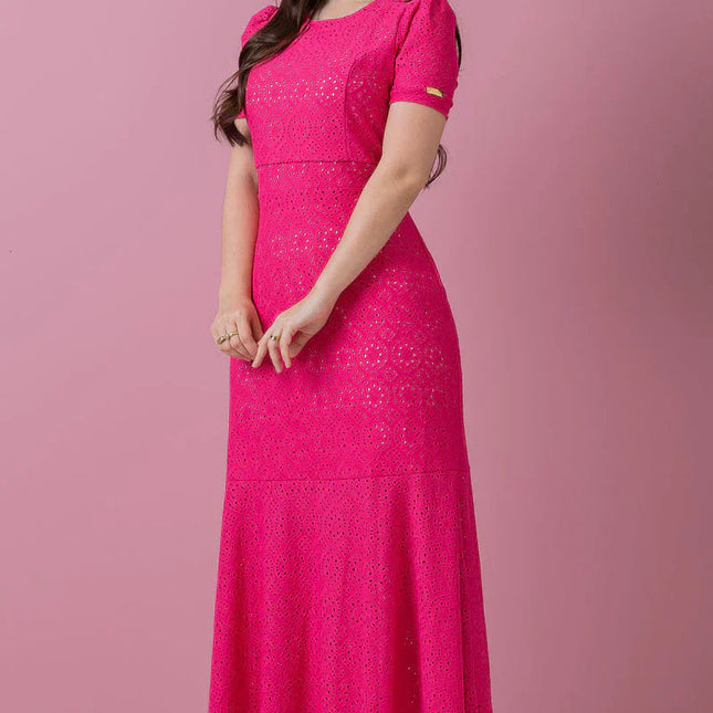 Vestido de punto de encaje rosa con forro en color blanco roto.