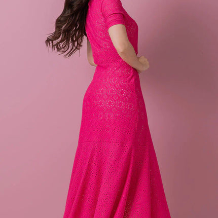 Vestido de punto de encaje rosa con forro en color blanco roto.