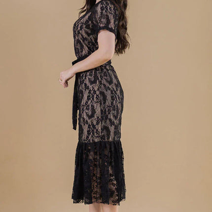 Vestido de encaje negro con forro, largo midi.