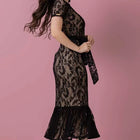 Vestido de encaje negro con forro, largo midi.