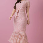 Vestido midi rosa de encaje intrincado.