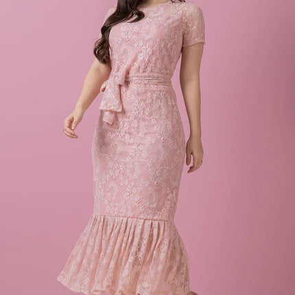 Vestido midi rosa de encaje intrincado.