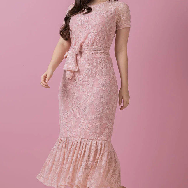 Vestido midi rosa de encaje intrincado.