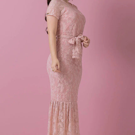 Vestido midi rosa de encaje intrincado.