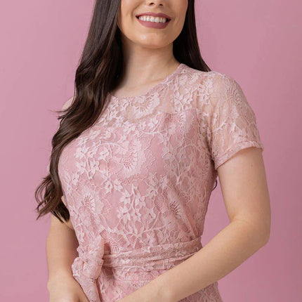 Vestido midi rosa de encaje intrincado.