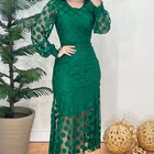 Vestido de tul verde forrado con elegantes detalles de encaje guipur.