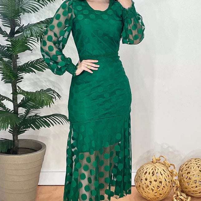 Vestido de tul verde forrado con elegantes detalles de encaje guipur.