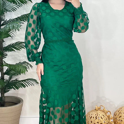 Vestido de tul verde forrado con elegantes detalles de encaje guipur.