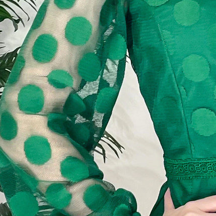 Vestido de tul verde forrado con elegantes detalles de encaje guipur.