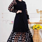 Vestido de tul negro con detalles de encaje guipur.