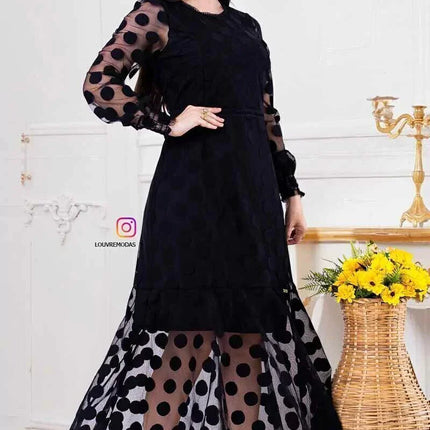 Vestido de tul negro con detalles de encaje guipur.