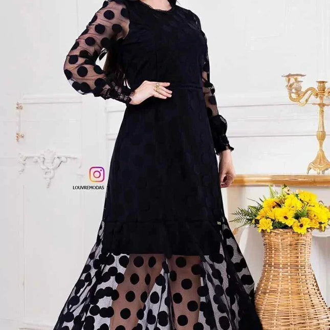 Vestido de tul negro con detalles de encaje guipur.