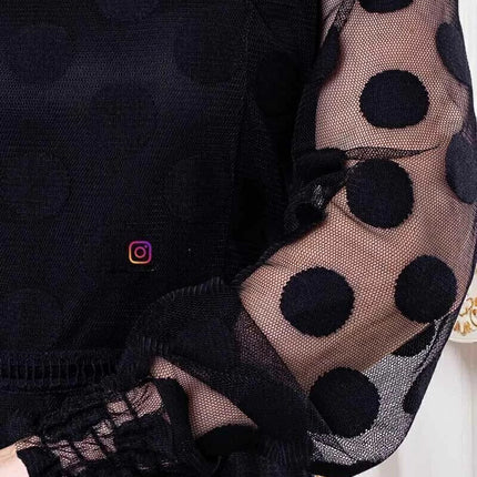 Vestido de tul negro con detalles de encaje guipur.