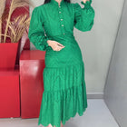 Vestido en encaje 100% algodón, bordado y forrado, con detalles de encaje guipur.